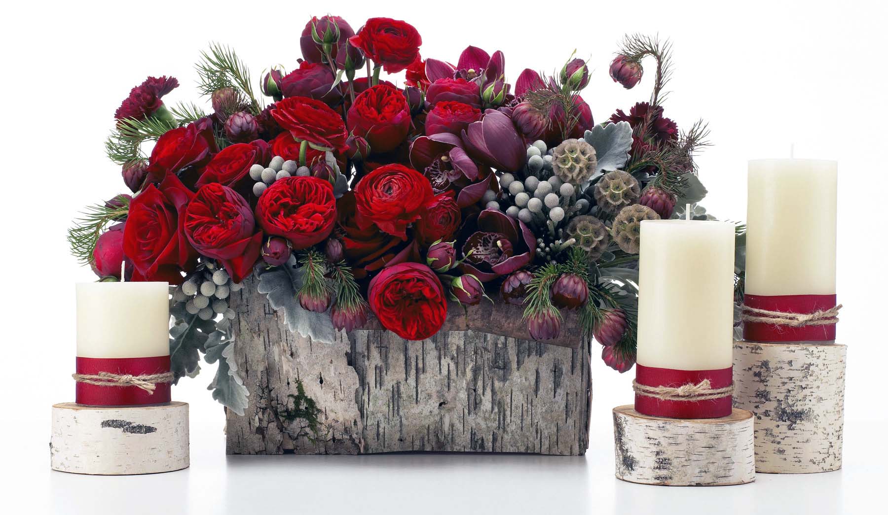 composition florale couleur rouge avec bougies