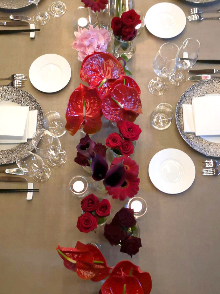 décoration table fleurs rouges